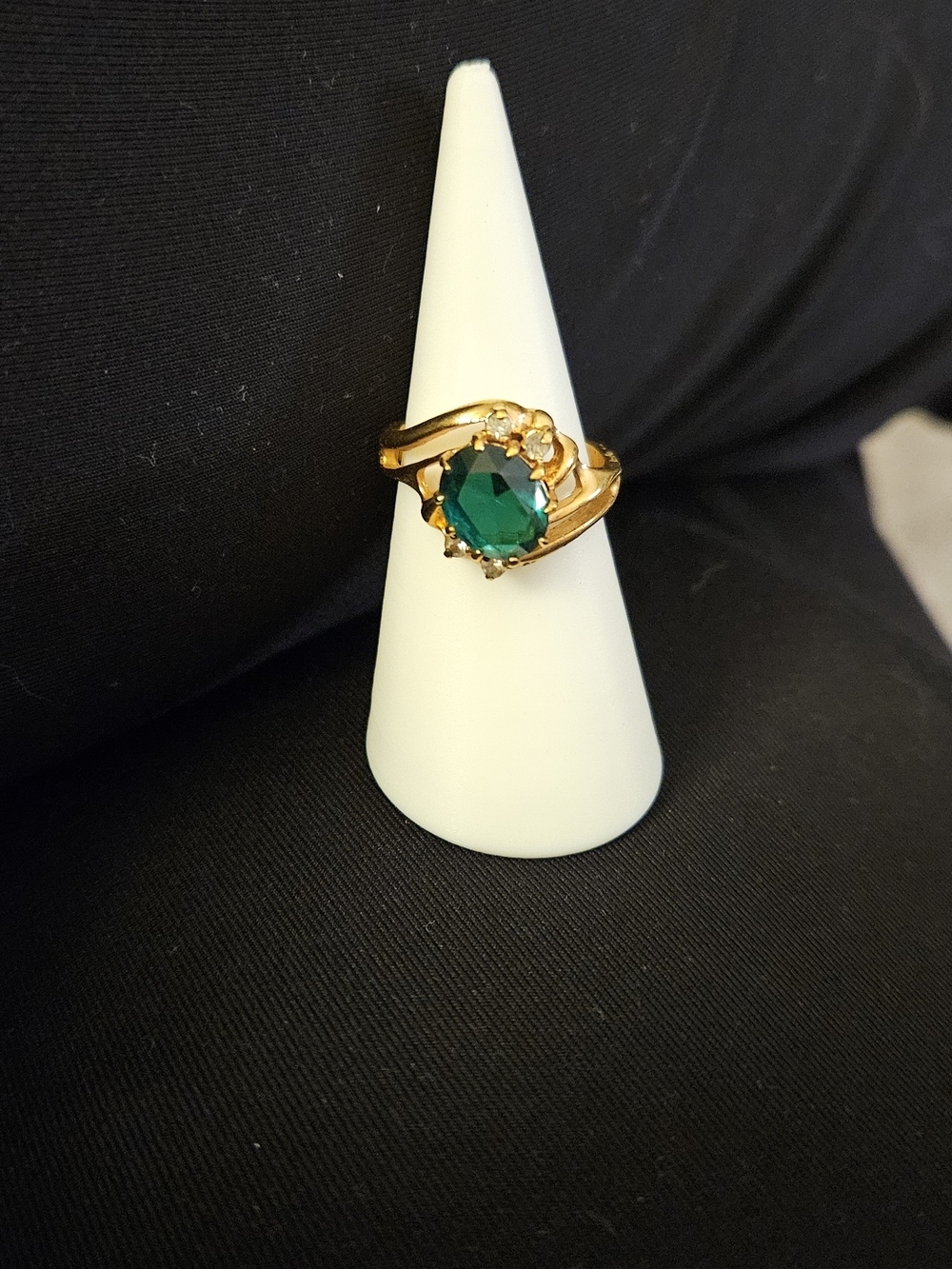 Vintage Gold Ring with Emerald Green Stone And Crystal Accent Stones. Size 8